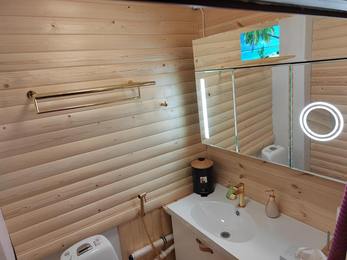 Relax & Recharge - A Unique Suite With A Touch Of Luxury - Hot Tub And Sauna Inspired Decor #Not A Real Sauna# Easy City Access - Direct Train 15 Min To City Helsinki Esterno foto