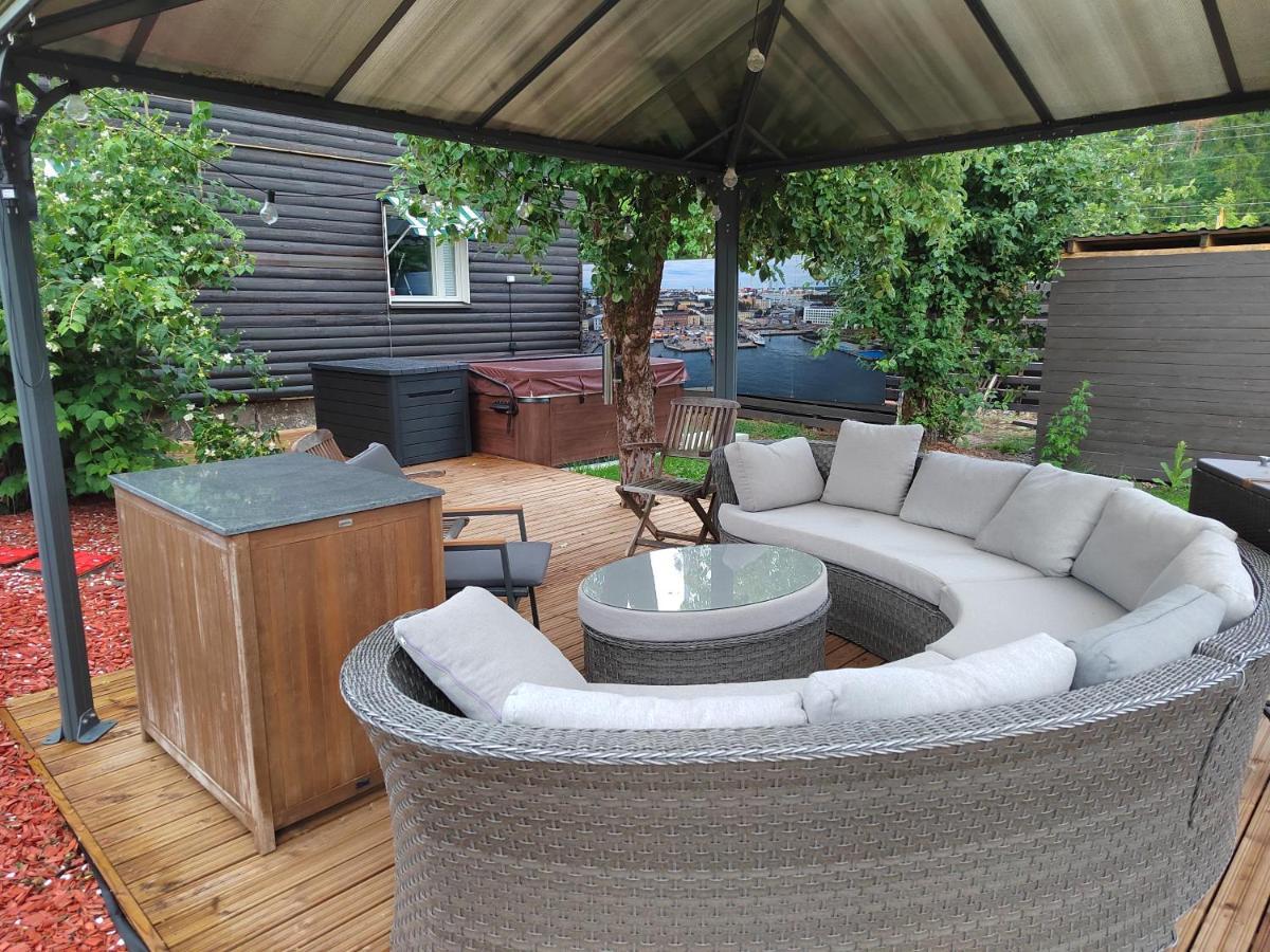 Relax & Recharge - A Unique Suite With A Touch Of Luxury - Hot Tub And Sauna Inspired Decor #Not A Real Sauna# Easy City Access - Direct Train 15 Min To City Helsinki Esterno foto