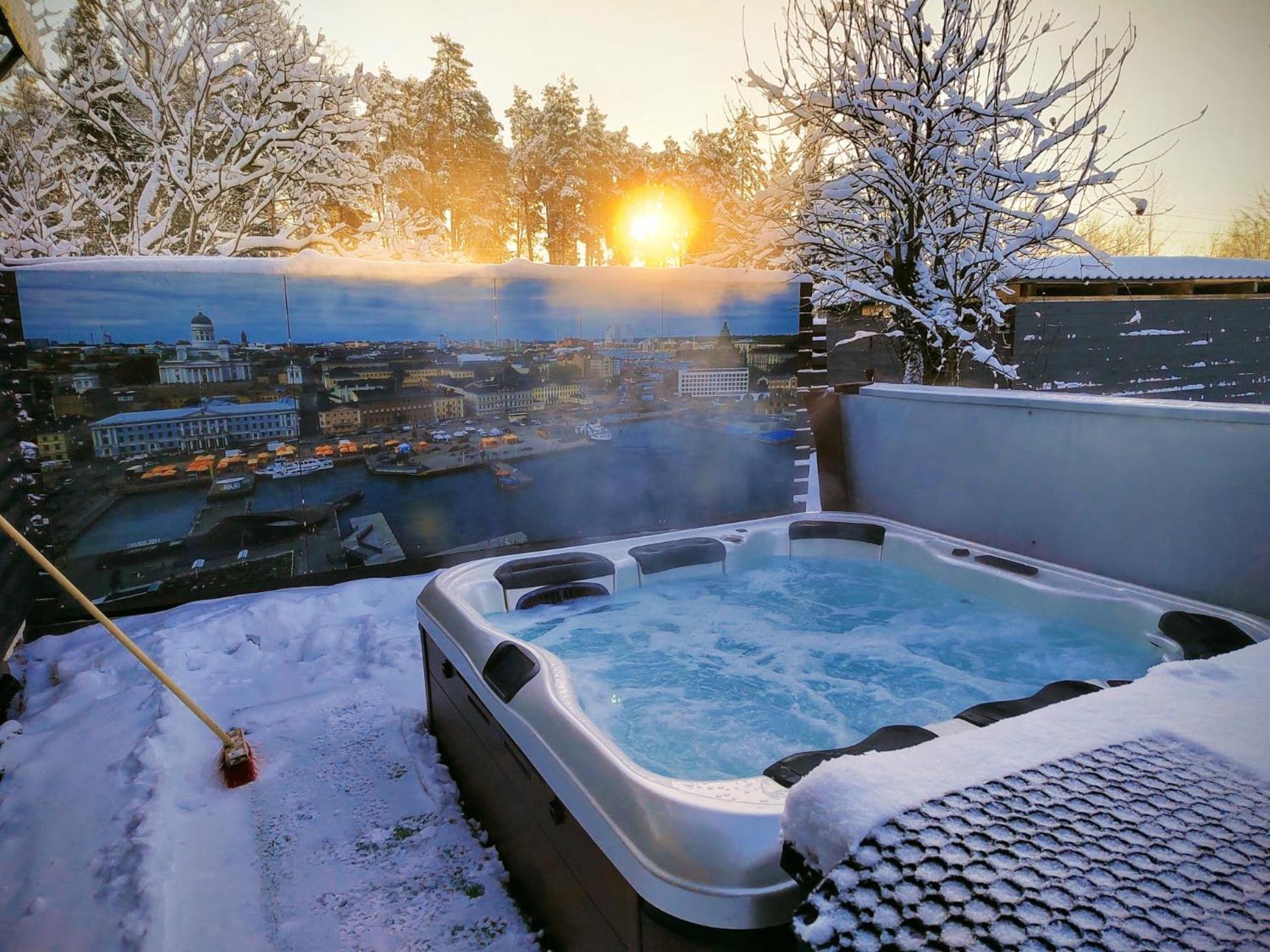 Relax & Recharge - A Unique Suite With A Touch Of Luxury - Hot Tub And Sauna Inspired Decor #Not A Real Sauna# Easy City Access - Direct Train 15 Min To City Helsinki Esterno foto