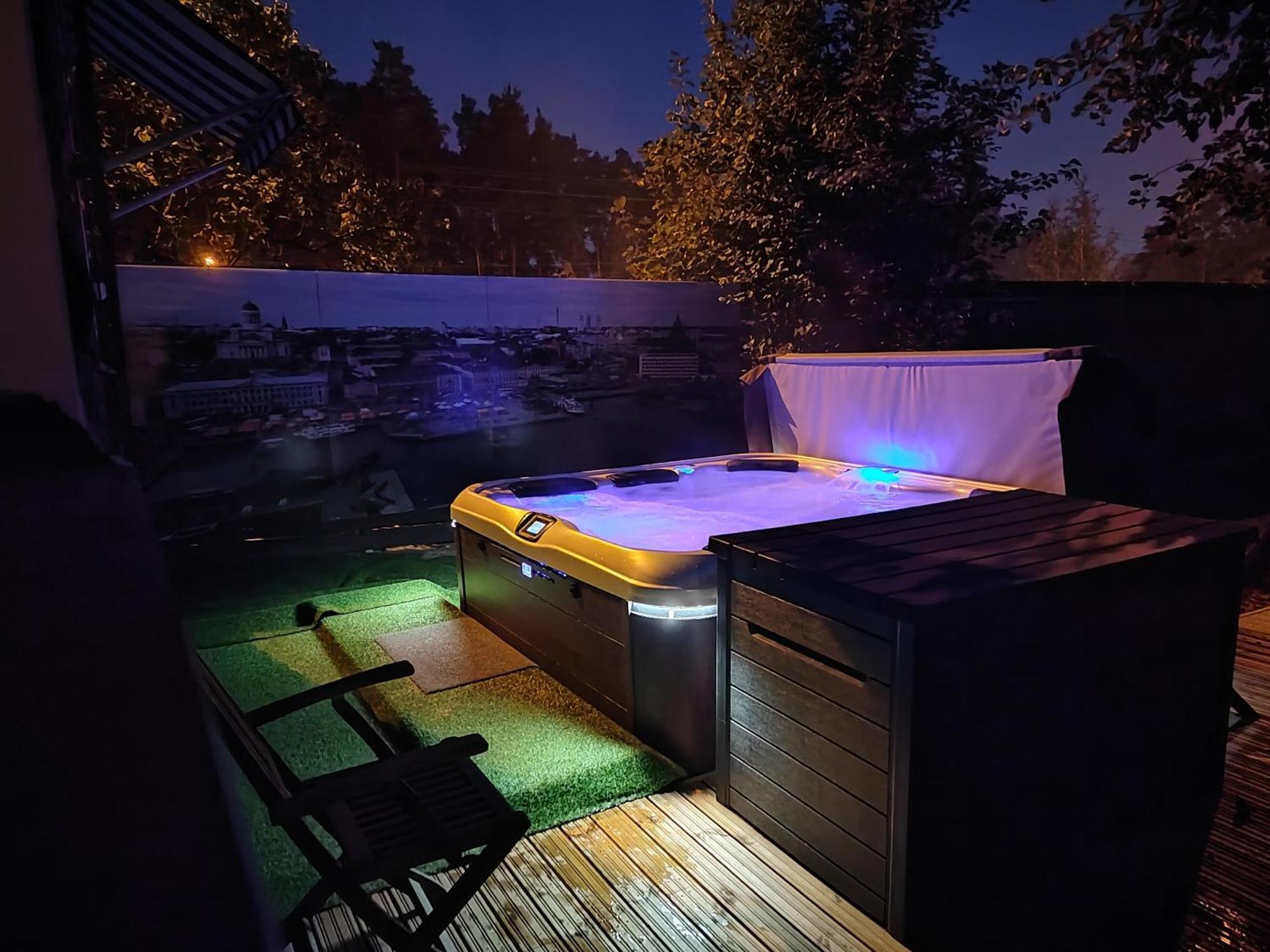 Relax & Recharge - A Unique Suite With A Touch Of Luxury - Hot Tub And Sauna Inspired Decor #Not A Real Sauna# Easy City Access - Direct Train 15 Min To City Helsinki Esterno foto