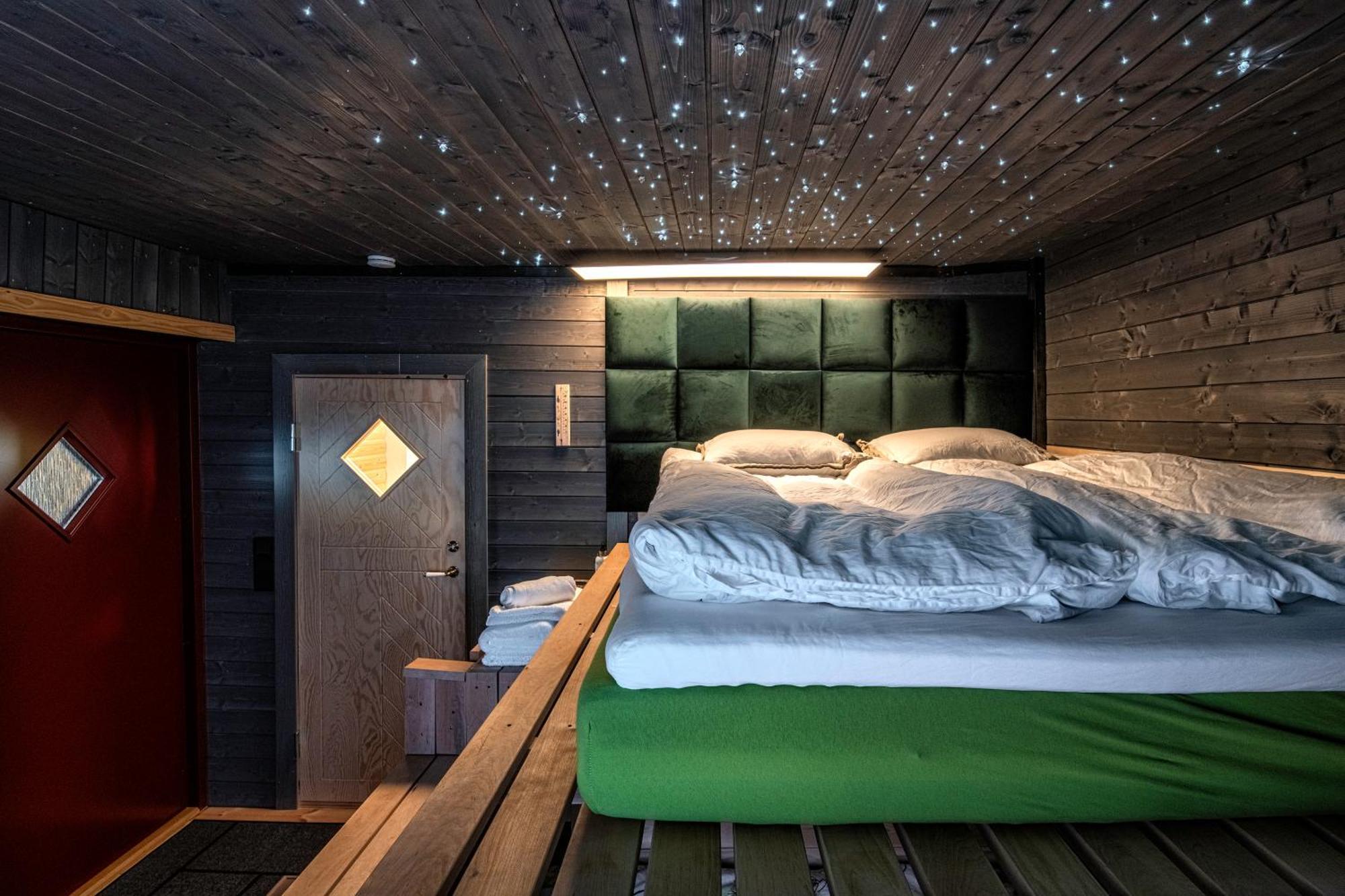 Relax & Recharge - A Unique Suite With A Touch Of Luxury - Hot Tub And Sauna Inspired Decor #Not A Real Sauna# Easy City Access - Direct Train 15 Min To City Helsinki Esterno foto