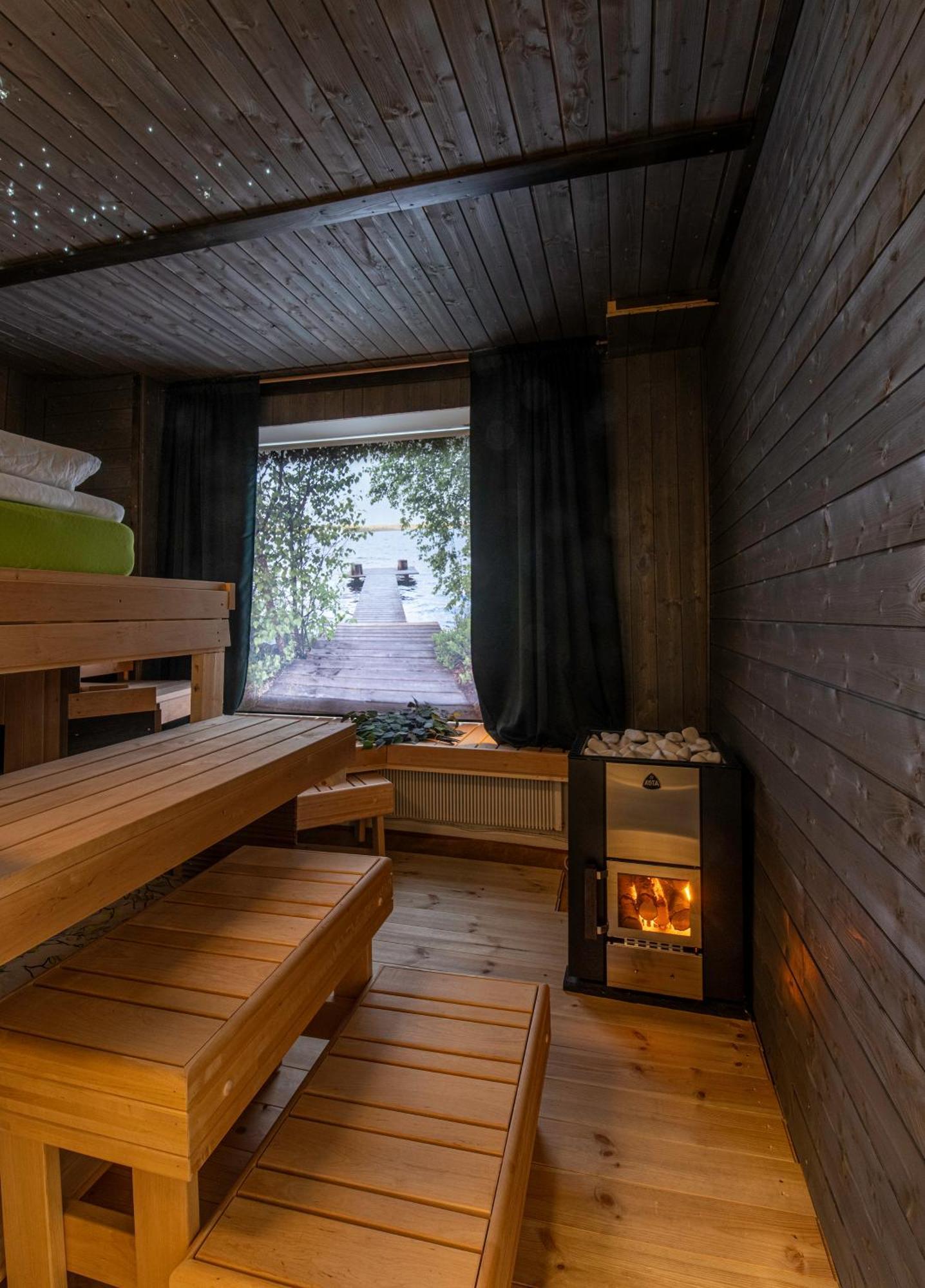 Relax & Recharge - A Unique Suite With A Touch Of Luxury - Hot Tub And Sauna Inspired Decor #Not A Real Sauna# Easy City Access - Direct Train 15 Min To City Helsinki Esterno foto