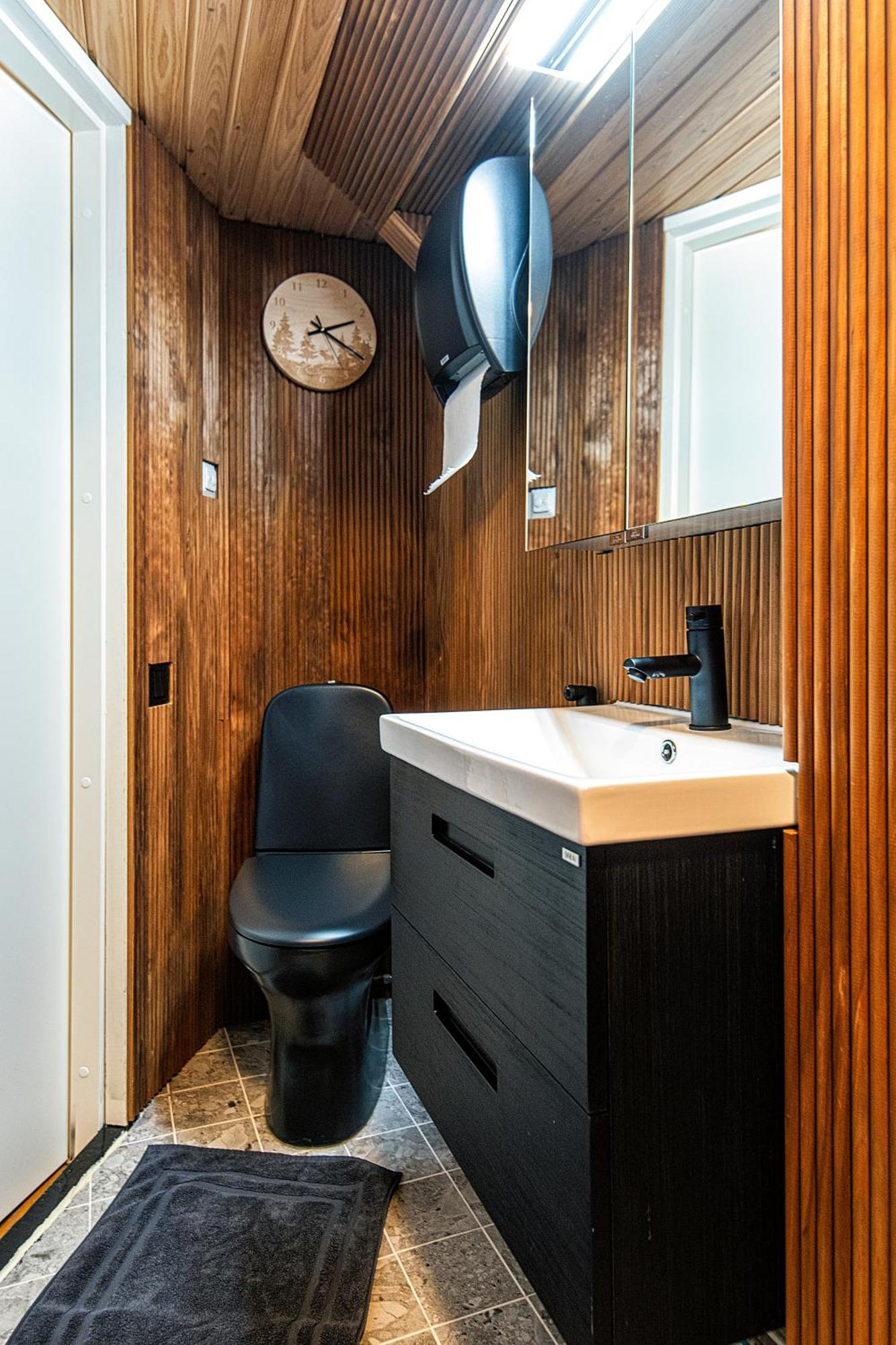Relax & Recharge - A Unique Suite With A Touch Of Luxury - Hot Tub And Sauna Inspired Decor #Not A Real Sauna# Easy City Access - Direct Train 15 Min To City Helsinki Esterno foto