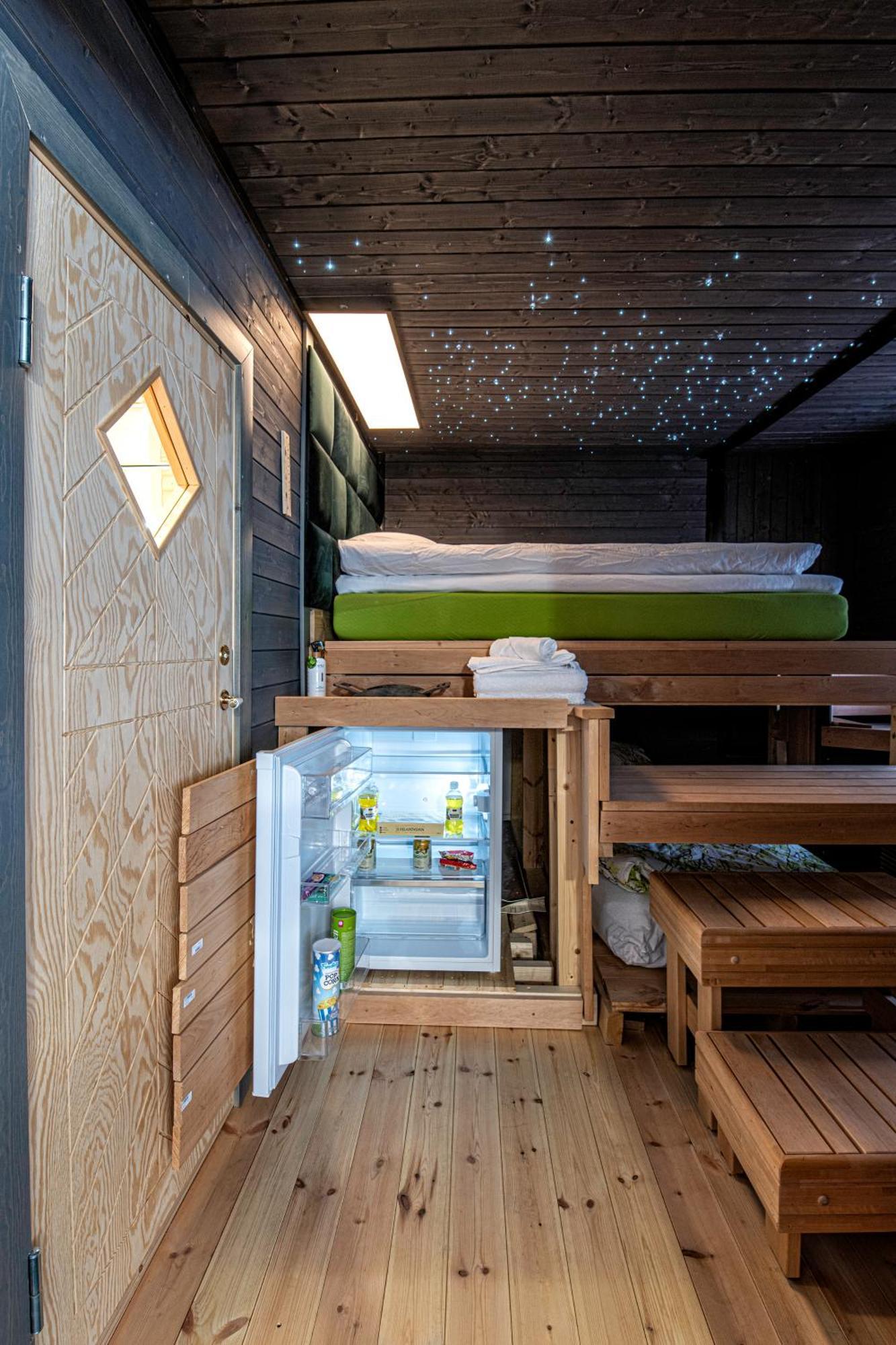 Relax & Recharge - A Unique Suite With A Touch Of Luxury - Hot Tub And Sauna Inspired Decor #Not A Real Sauna# Easy City Access - Direct Train 15 Min To City Helsinki Esterno foto